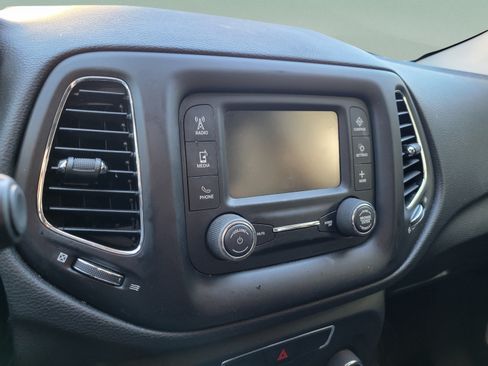 Used 2018 Jeep Compass Latitude w/ Cold Weather Group AWD/4WD image 17