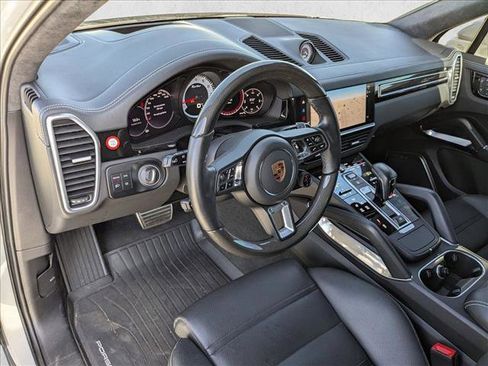 Used 2022 Porsche Cayenne Turbo image 9