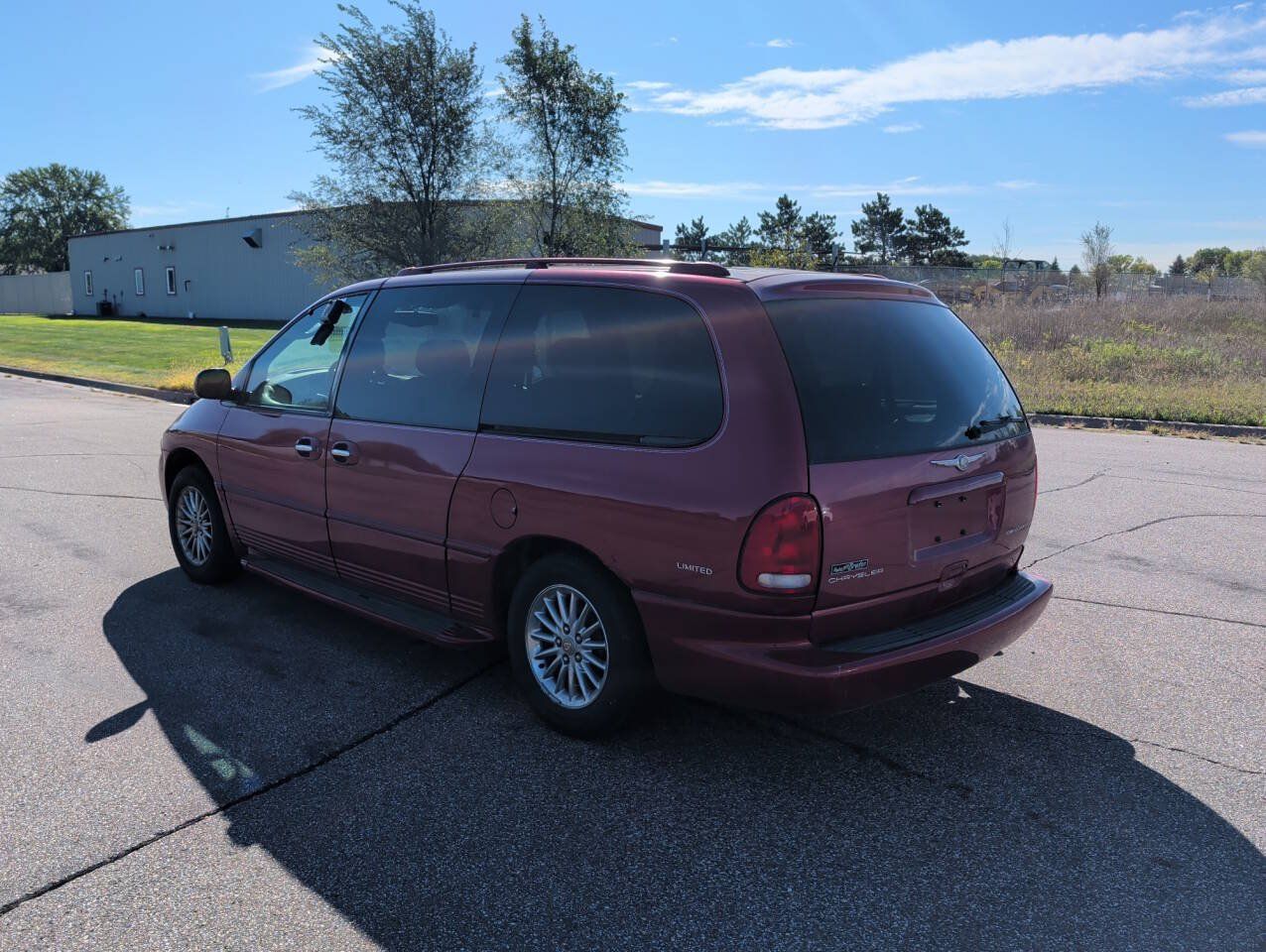 Used 1999 Chrysler Town & Country Limited FWD image 3