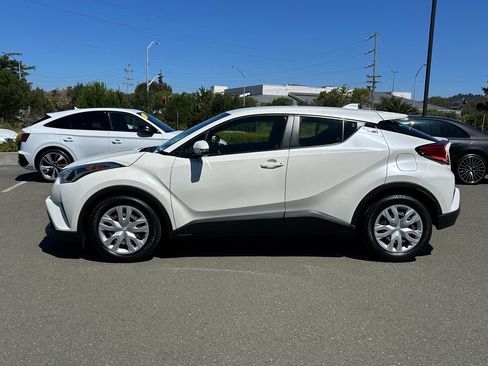 Used 2019 Toyota C-HR LE FWD image 2
