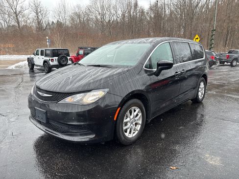 Used 2022 Chrysler Voyager LX image 3