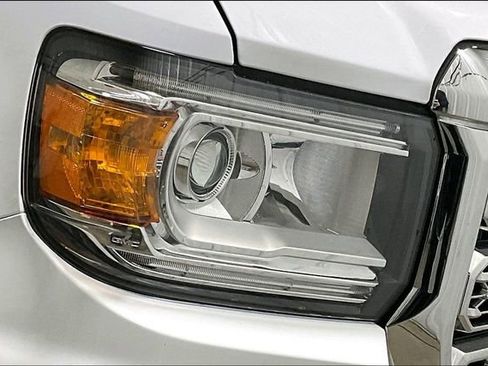 Used 2021 GMC Canyon Denali image 4