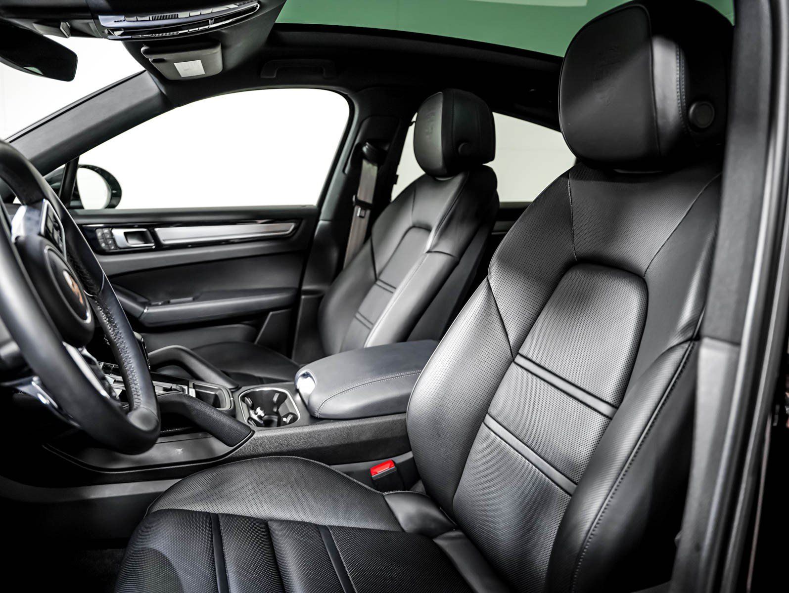 Certified 2023 Porsche Cayenne Platinum Edition w/ Towing Package w/o Tow Ball AWD/4WD image 5
