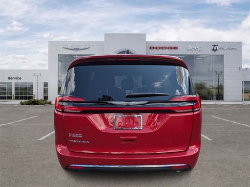 Certified 2025 Chrysler Pacifica Select FWD image 4