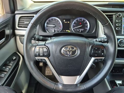 Used 2018 Toyota Highlander XLE FWD image 14