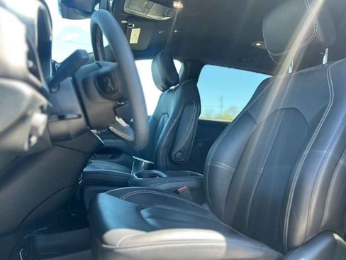Used 2025 Chrysler Pacifica Select image 11
