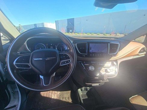 Used 2017 Chrysler Pacifica Limited image 7