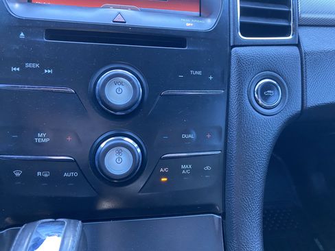 Used 2015 Ford Taurus SHO image 32