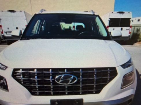 Used 2024 Hyundai Venue SEL image 3