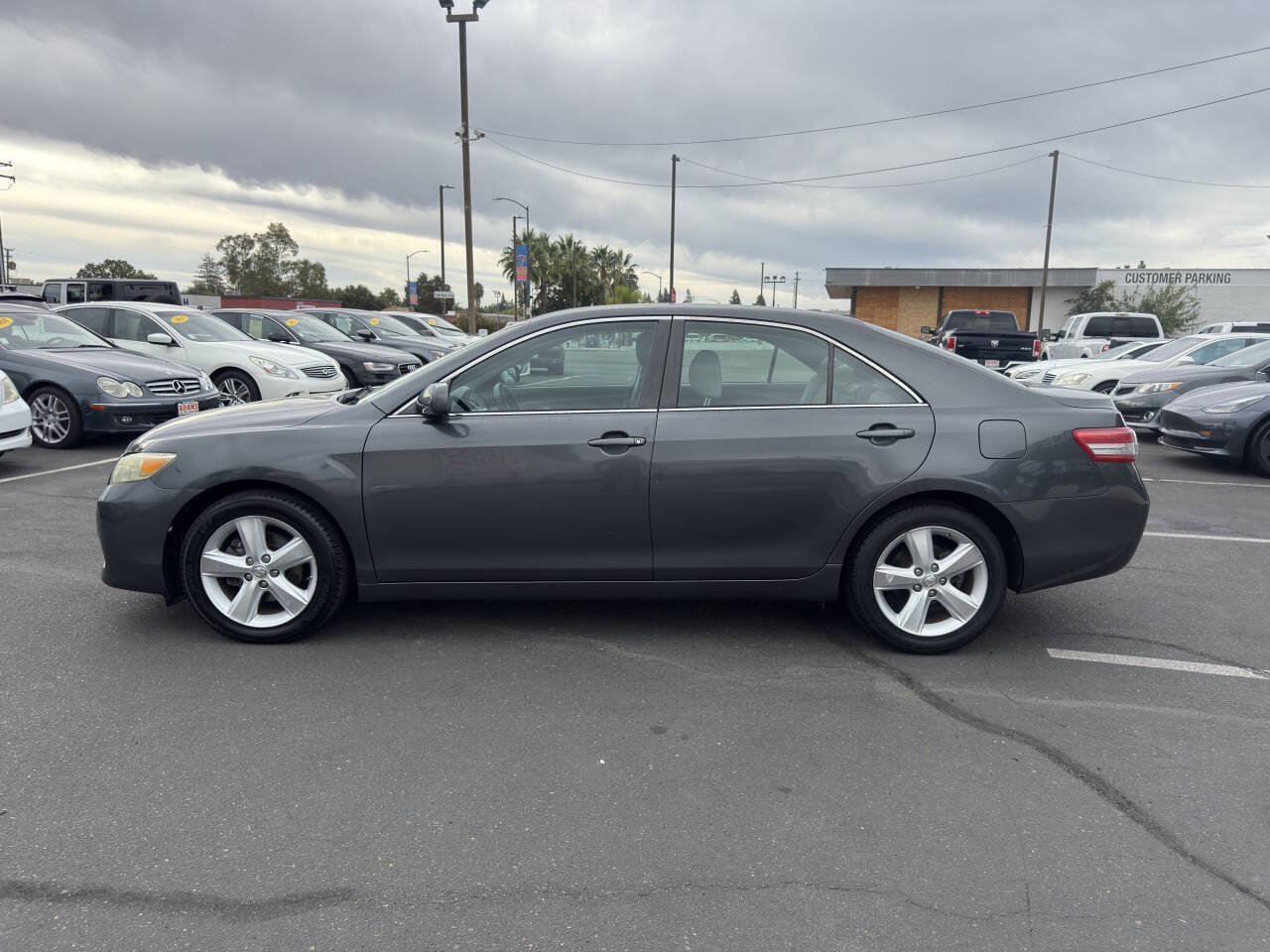 Used 2011 Toyota Camry LE FWD image 6