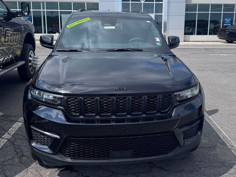 Used 2025 Jeep Grand Cherokee Altitude AWD/4WD image 4