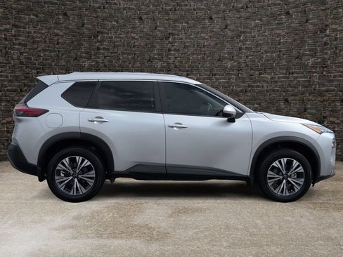 Used 2022 Nissan Rogue SV w/ SV Premium Package FWD image 3
