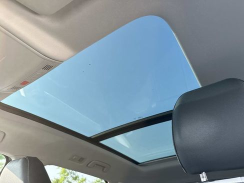 Used 2025 Volkswagen Taos SE w/ Panoramic Sunroof Package FWD image 19