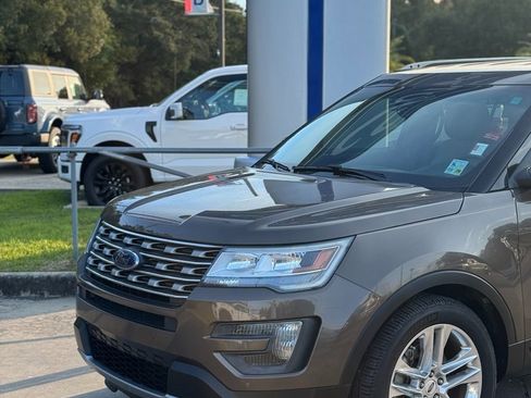 Used 2016 Ford Explorer XLT w/ Equipment Group 202A image 2