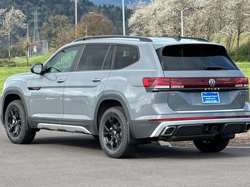 New 2025 Volkswagen Atlas Peak Edition SE image 5