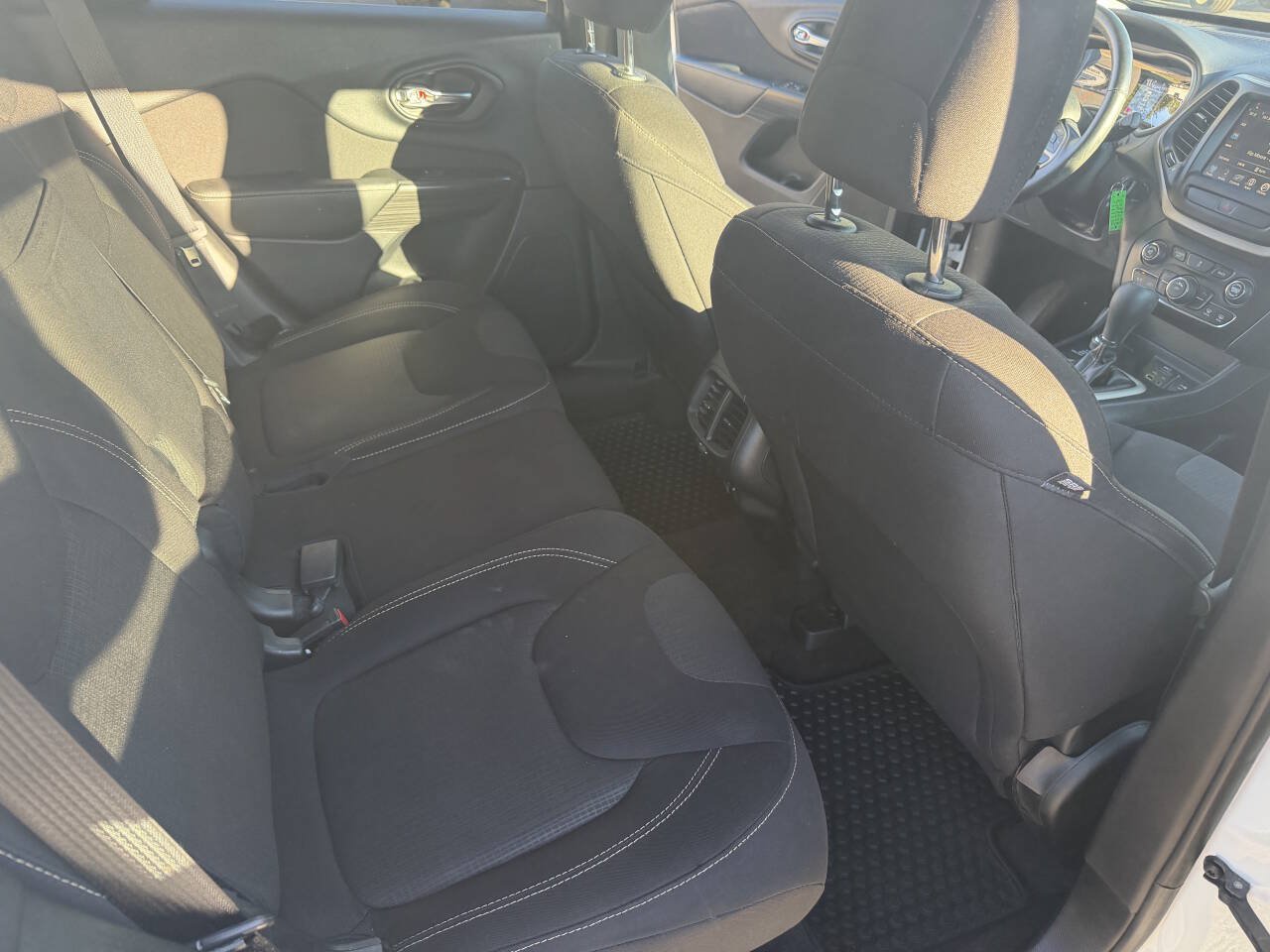Used 2017 Jeep Cherokee Latitude w/ Cold Weather Group AWD/4WD image 15