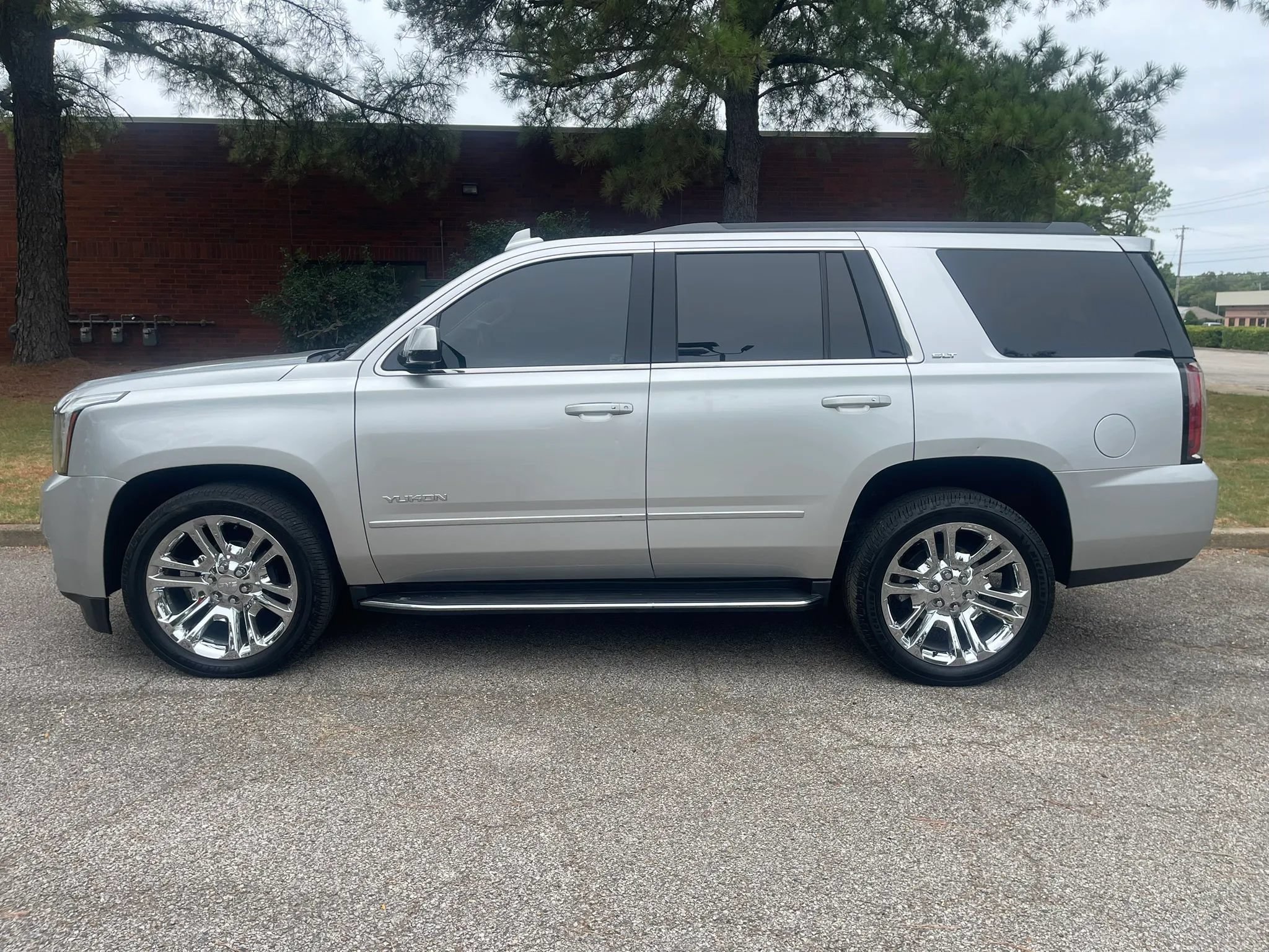 Used 2019 GMC Yukon SLT w/ Premium Edition RWD image 2