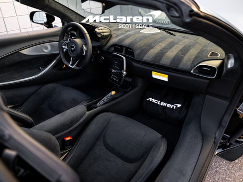 Used 2025 McLaren Artura Spider image 32