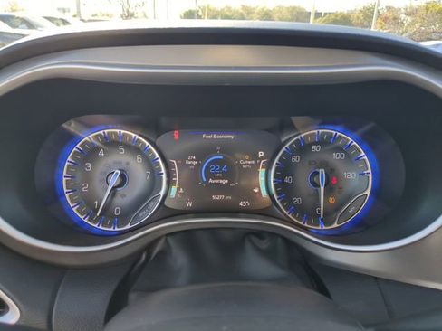 Used 2024 Chrysler Pacifica Touring-L image 33