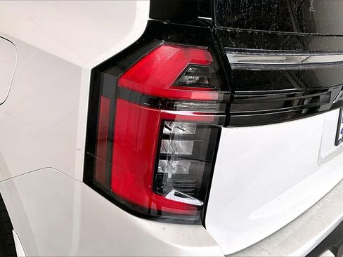 Used 2025 Nissan Armada SL w/ Captain's Chari Seat Package image 13