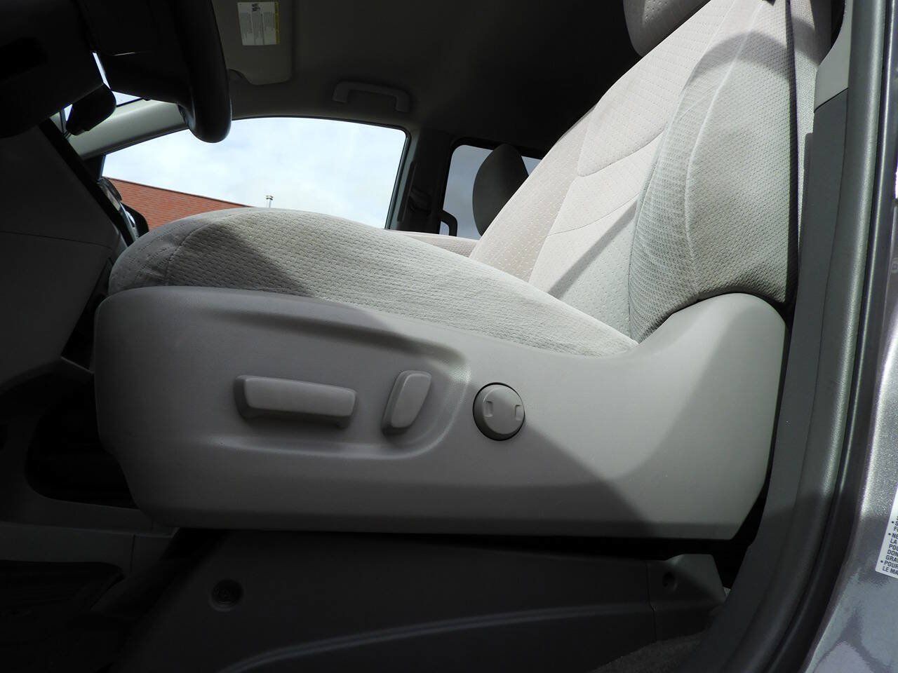 Used 2017 Toyota Sienna LE FWD image 16