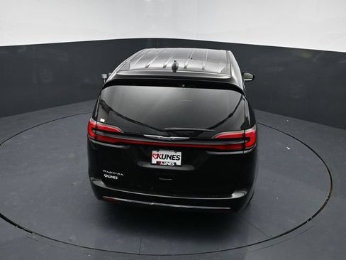 Used 2024 Chrysler Pacifica Touring-L FWD image 40