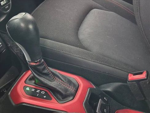 Used 2017 Jeep Renegade Trailhawk AWD/4WD image 10