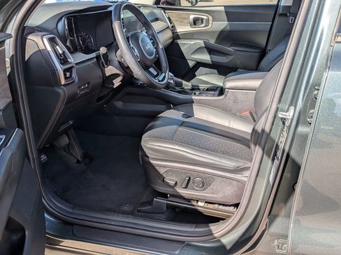 Used 2023 Kia Sorento S image 11
