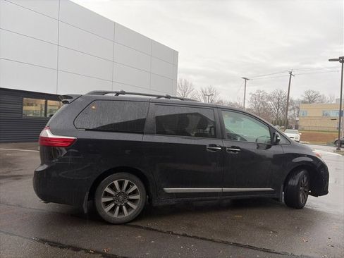 Used 2019 Toyota Sienna Limited image 3