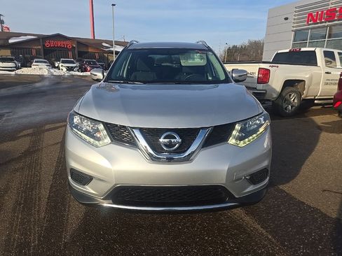 Used 2016 Nissan Rogue SV image 2