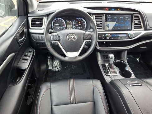 Used 2019 Toyota Highlander SE image 11