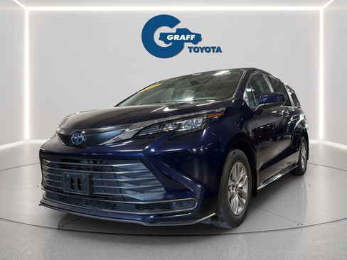 Used 2024 Toyota Sienna LE w/ LE Plus Package AWD/4WD image 1