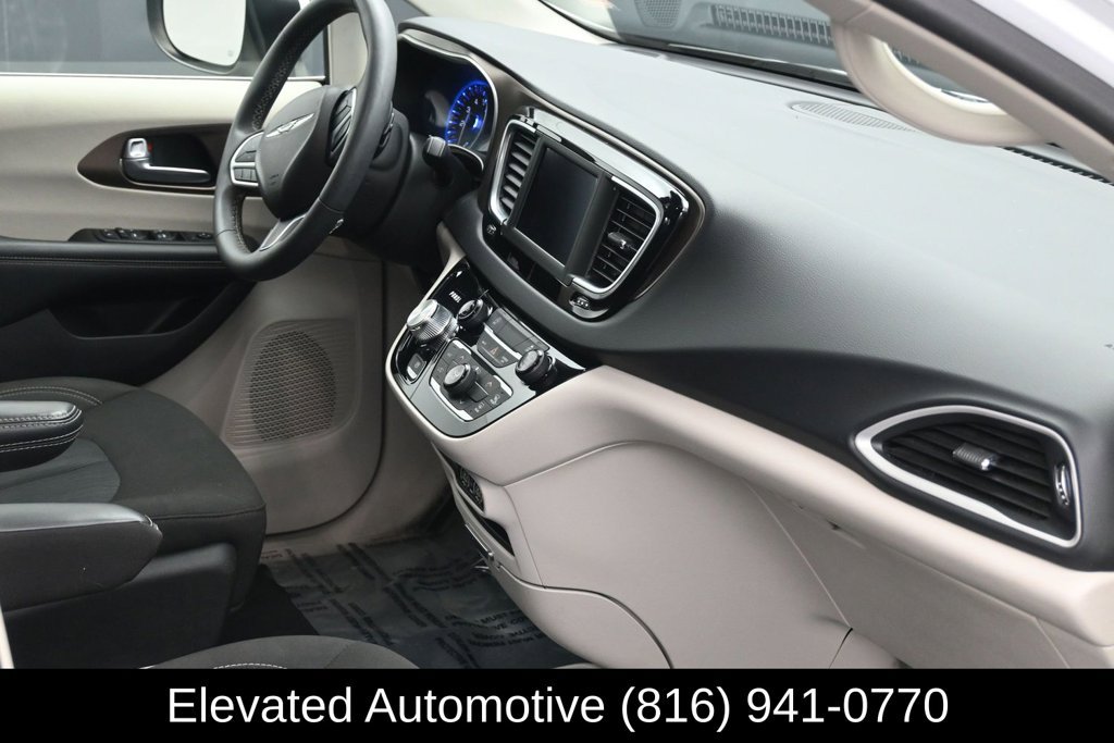 Used 2023 Chrysler Voyager LX FWD image 6
