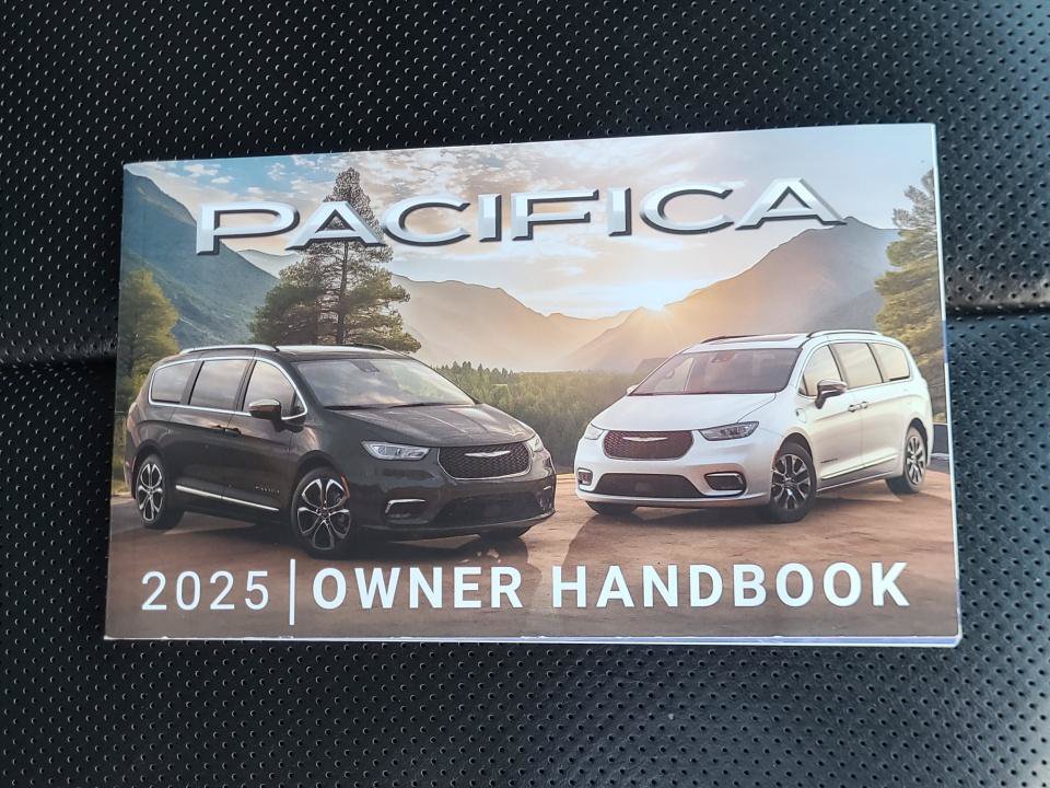 Used 2025 Chrysler Pacifica Limited FWD image 38