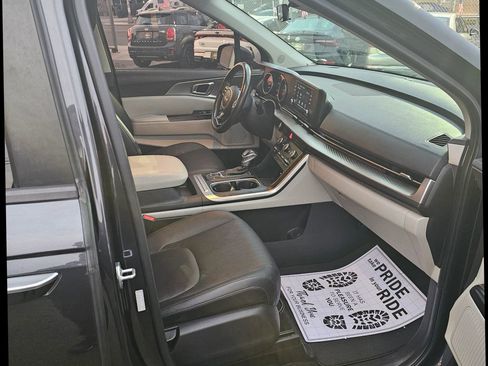 Used 2022 Kia Carnival LX image 8