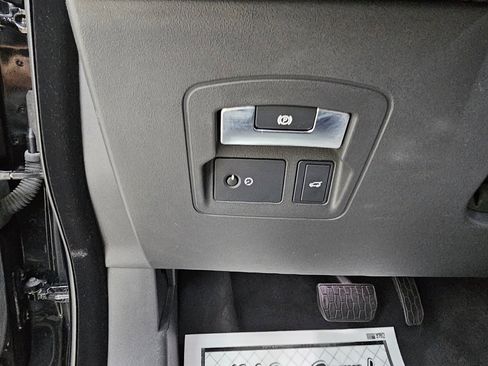 Used 2018 Land Rover Range Rover Velar image 33