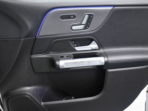 Used 2020 Mercedes-Benz GLB 250 GLB 250 w/ Premium Package image 31