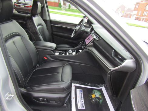 Used 2023 Jeep Grand Cherokee Limited w/ Trailer Tow Prep Group (B) AWD/4WD image 18
