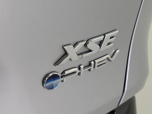 Used 2025 Toyota RAV4 XSE AWD/4WD image 10
