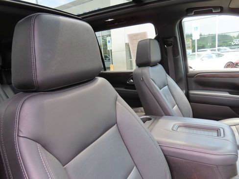 Used 2023 Chevrolet Suburban LT w/ Luxury Package AWD/4WD image 30
