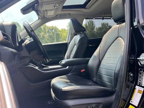Used 2022 Toyota Highlander XLE AWD/4WD image 2