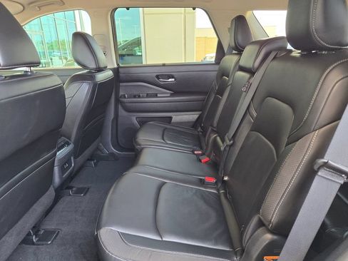 Used 2025 Nissan Pathfinder SL FWD image 14