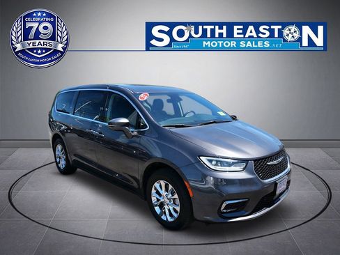 Used 2022 Chrysler Pacifica Touring-L w/ Uconnect Theater Family Group AWD/4WD image 2
