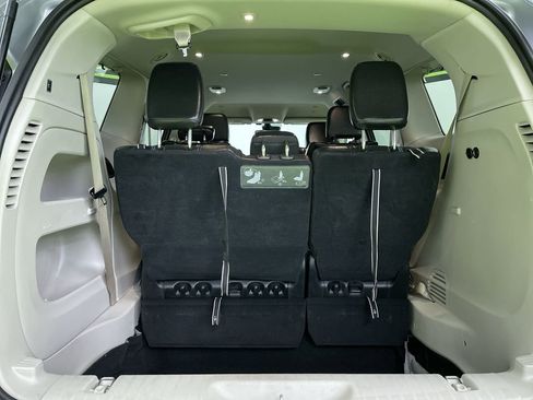 Used 2021 Chrysler Pacifica Touring-L image 27