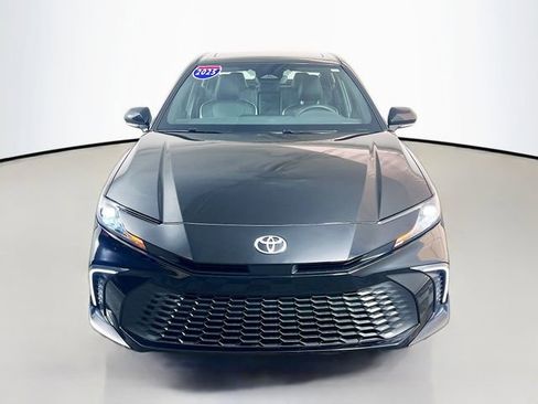 Used 2025 Toyota Camry SE image 2