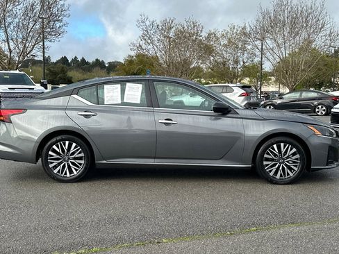 Used 2025 Nissan Altima 2.5 SV FWD image 3