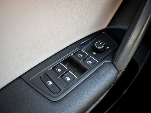 Used 2019 Volkswagen Tiguan SE w/ Panoramic Sunroof Package AWD/4WD image 15