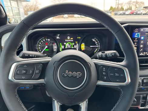 Used 2025 Jeep Wrangler Sahara w/ Safety Group image 20