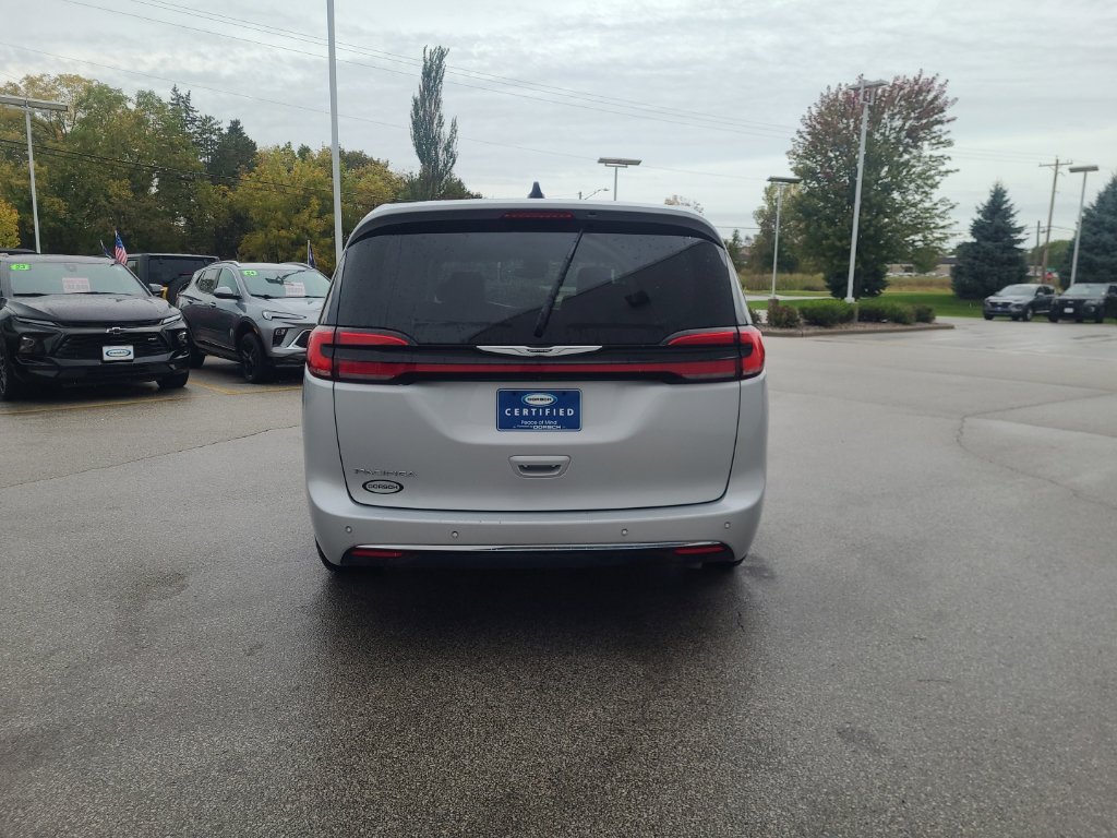 Used 2024 Chrysler Pacifica Touring-L FWD image 5