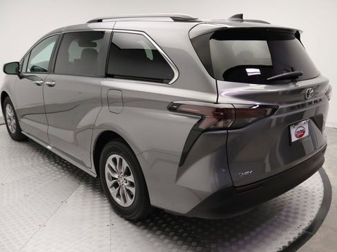 Used 2026 Toyota Sienna XLE FWD image 11